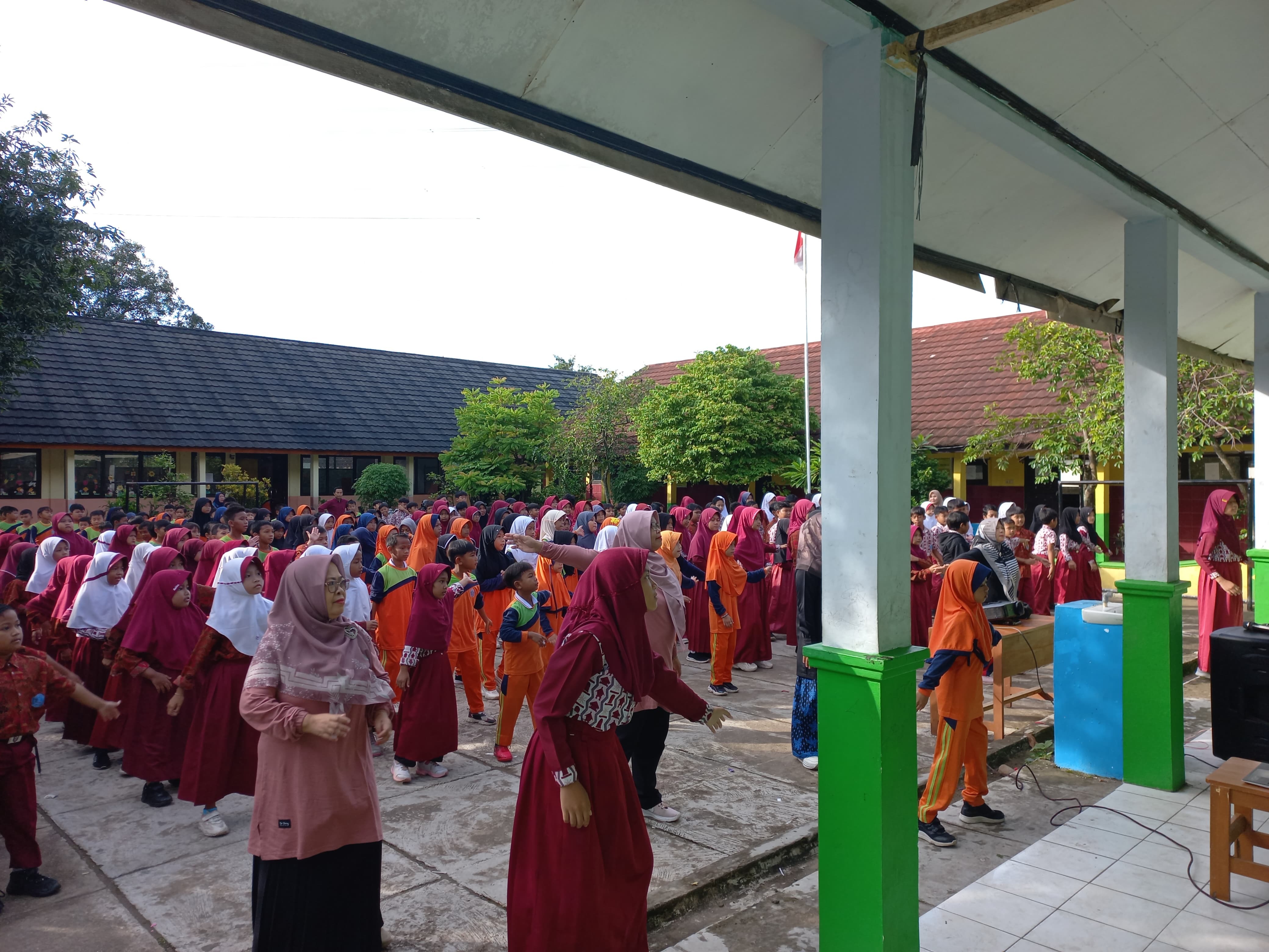 Siswa - Siswi dan Dewan Guru SDN 2 Bayah Barat Senam Anak Indonesia Hebat Wujudkan Gerakan Tujuh Kebiasaan Anak Indonesia